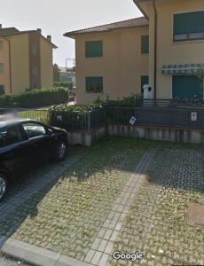 una macchina nera parcheggiata di fronte a una casa di Ferrarin Thiene a Thiene