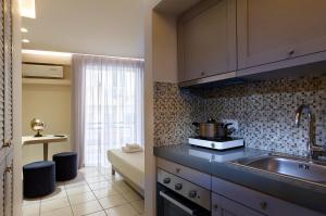 uma cozinha com um lavatório e uma bancada em Prime Room in Heraklion Center em Iráclio