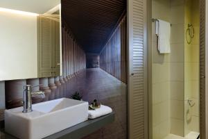 uma casa de banho com um lavatório branco e um corredor em Prime Room in Heraklion Center em Iráclio