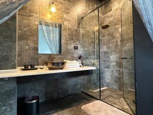 Koupelna v ubytování Zephyr Homestay