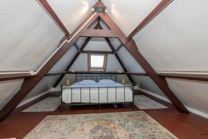 Zimmer mit einem Bett im Dachgeschoss in der Unterkunft Drie Wijzen in Zierikzee