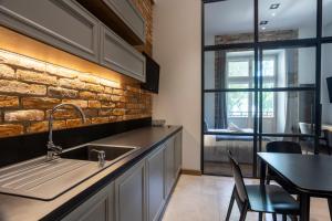 Kjøkken eller kjøkkenkrok på Tyzenhauz Apartments Superior