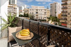 une assiette de bananes sur une table sur un balcon dans l'établissement Blonzu Kenia, à Benalmádena