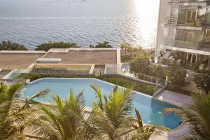Výhled na bazén z ubytování Phenomenal 2BR with Scenic Sea-View from ALL rooms! nebo okolí