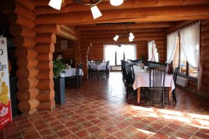 Restaurace v ubytování Székelyföld Fogadó + 21 fotografií