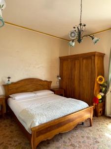 a bedroom with a bed with a wooden headboard at Bellavista Costa d'Amalfi in Vietri sul Mare