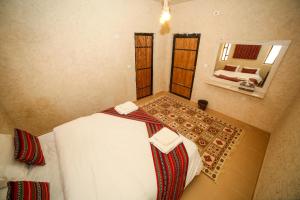 Een bed of bedden in een kamer bij Sinam Desert Resort