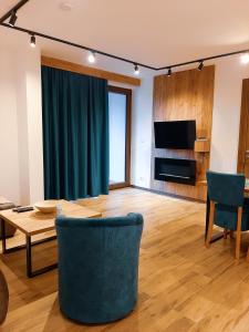 - un salon avec une table et un rideau vert dans l'établissement Pahulja, à Divčibare