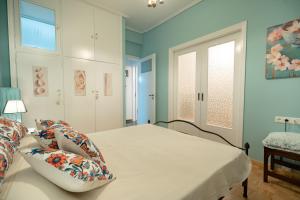 a bedroom with a bed and a window at Pasalimani 1 bedroom 4 persons apartment in Piraeus