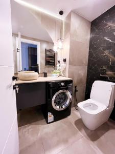 La salle de bains est pourvue de toilettes et d'un lavabo. dans l'établissement Luxury hotel room with amazing views, à Goudaouri