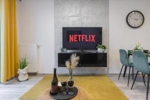 Et tv og/eller underholdning på Lumina apartments with parking near Atlas Arena