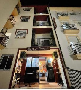 ein Gebäude mit einem Hotelschiff in der Unterkunft Hotel Arunda II in Ronda