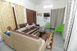 - un salon avec un canapé et une table dans l'établissement Natureland Homestay, à Kottayam