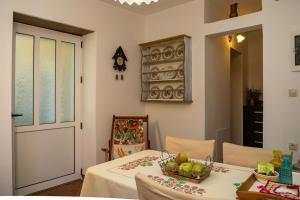 ein Esszimmer mit einem Tisch und einer Obstschale darauf in der Unterkunft Cottage home at South Chania in Grigorianá + 21 Fotos