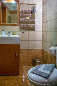 een badkamer met een toilet en een wastafel bij Cottage home at South Chania in Grigorianá