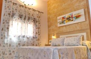 um quarto com uma cama e uma janela em Chalet Sultan con piscina em Conil de la Frontera