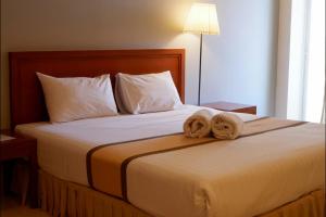 Postel nebo postele na pokoji v ubytování Phromsuk Hotel Ayutthaya