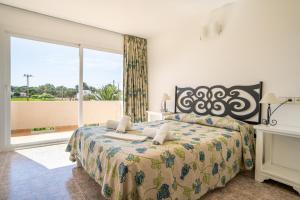 A bed or beds in a room at Apartamentos Marcelino - Formentera Break