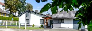 Biały dom z czarnym dachem w obiekcie Beates Daham w mieście Fohnsdorf