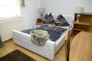 um sofá branco com uma cama num quarto em Beates Daham em Fohnsdorf