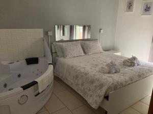 sypialnia z łóżkiem i wanną w obiekcie De Gasperi House w mieście Neapol