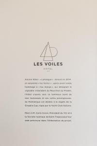 a sign with the las vlases hotel logo at Hôtel Les Voiles in Toulon