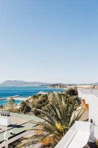 uma vista para a praia a partir da varanda de um resort em Hôtel Les Voiles em Toulon