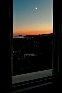 uma vista do pôr-do-sol a partir de uma janela em Prima Stella Tourist Rooms em Minturno