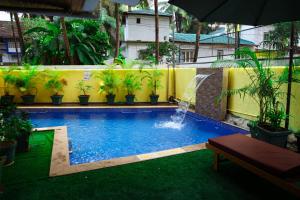 a swimming pool with a fountain in the middle at Zip By Spree Hotels Hyde Goa in Goa Velha