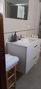 Baño blanco con lavabo y espejo en El Electron Parking Gratuito en Santa Cruz de la Palma