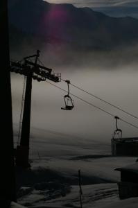 um teleférico com duas pessoas na neve em Haus Brigitte Rettensteiner em Schladming