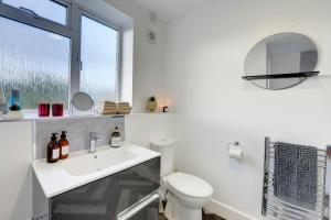 Ванна кімната в Coventry Comfy Apartment, Private Entrance, Sleeps 4, Free Parking, by EMPOWER HOMES