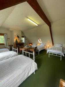 a bedroom with two beds and a table and chairs at Vacances paradisiaques au coeur de l'Ile de Bréhat in Bréhat