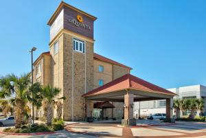 a hotel with a gazebo in front of a building at La Quinta by Wyndham Dallas Grand Prairie South in Grand Prairie