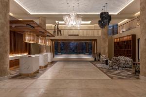 um lobby de um hotel com um lustre em Radisson Blu Mosi-oa-Tunya Livingstone Resort em Livingstone
