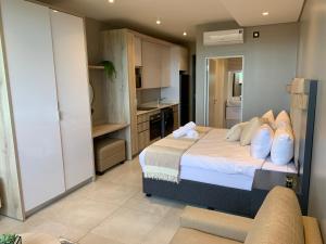 Ένα ή περισσότερα κρεβάτια σε δωμάτιο στο Zimbali Lakes Boulevard Suites 256 +16 φωτογραφίες