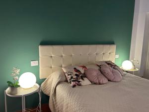 una camera da letto con un letto con una parete verde di San Giorgio Suite a Pisa