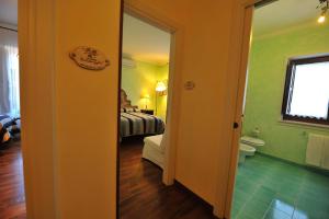 Una habitación con un dormitorio con una cama y un espejo. en Relais Casabella, en Martina Franca 132 fotos más