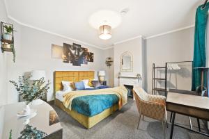 a bedroom with a bed and a desk and a chair at Central Free Parking Luxury House in Oxford