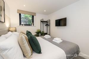 Postel nebo postele na pokoji v ubytování NEW 2 bed, close to Poole town & beaches, parking - Aurora Heights