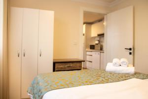 1 dormitorio con 1 cama con 2 toallas en Colorful and Central Flat near Kulturpark Izmir, en Izmir