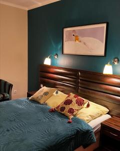 ケンジェジン・コジレにあるTenis Clubのベッドルーム1室(ベッド1台、壁にランプ2つ付)