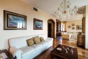 un soggiorno con divano bianco e tavolo di Charming & Luxury Villa Como Lake a Como