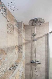 uma casa de banho com chuveiro e cabeça de chuveiro em Juan De Austría cerca de Salinas em Raíces