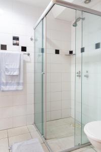 baño con cabina de ducha de cristal y lavamanos en Hotel Dom Rafael Executivo, en Santa Maria