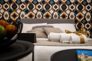 um quarto com uma cama com toalhas e uma mesa em Geometric Art Home em Bari