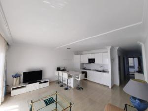 sala de estar con armarios blancos y TV en Apartamento Gaviota, en Playa Blanca