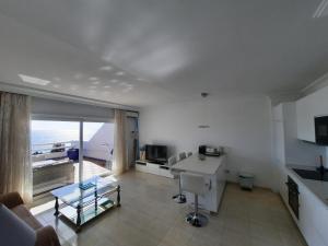 cocina y sala de estar con vistas al océano en Apartamento Gaviota, en Playa Blanca