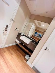La salle de bains est pourvue d'un lavabo et d'un miroir. dans l'établissement MRG- Exclusive Gramado Loft 1D - 10 minutos do Centro, à Gramado