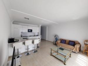sala de estar con sofá y mesa en Apartamento Gaviota, en Playa Blanca